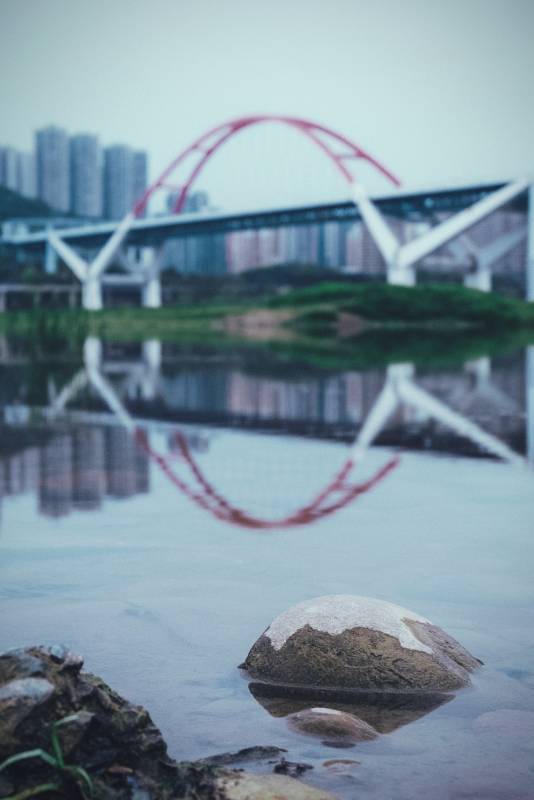 桥影映水石图片