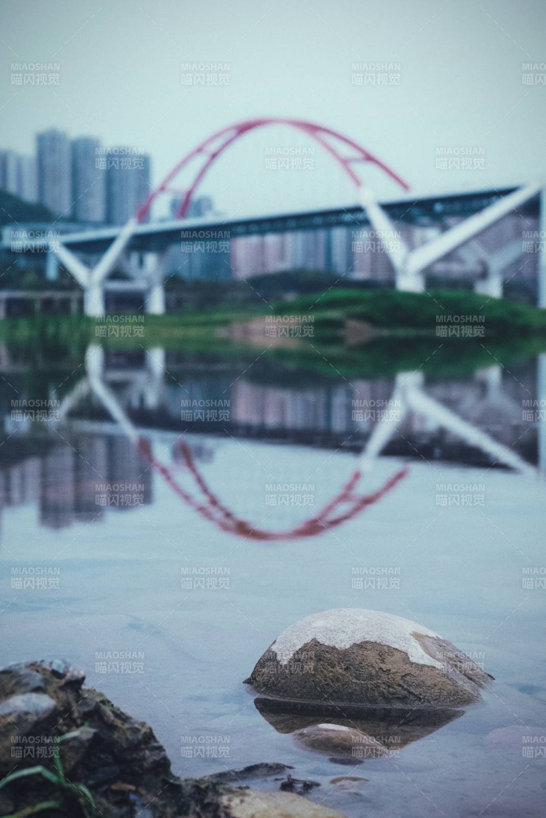 桥影映水石图片