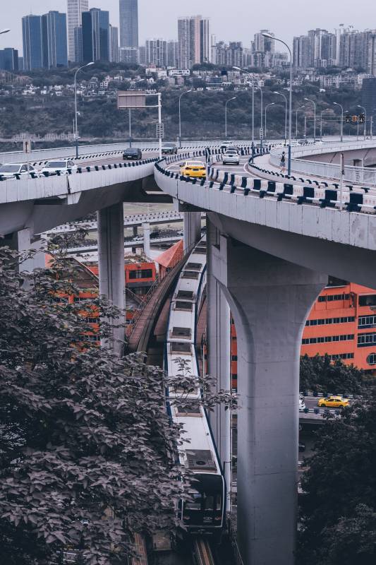 城市立交桥与地铁图片