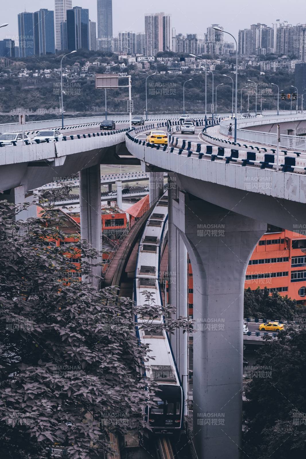 城市立交桥与地铁图片