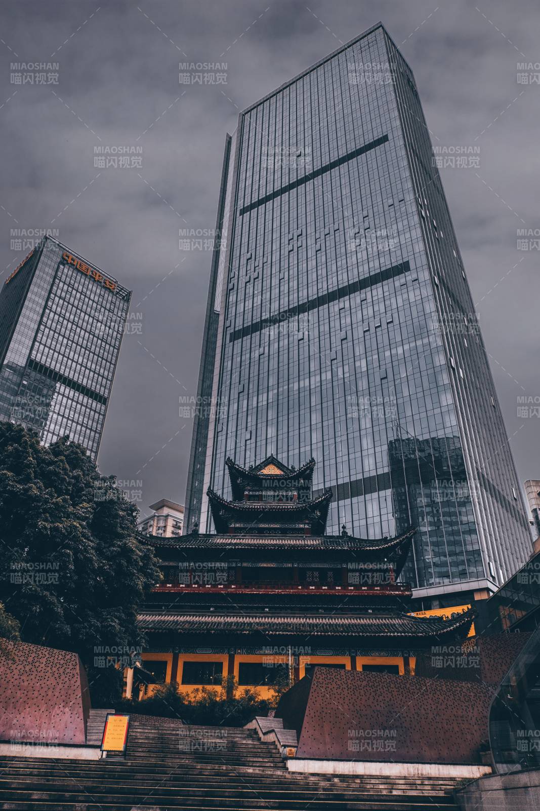 古寺与现代摩天大楼图片