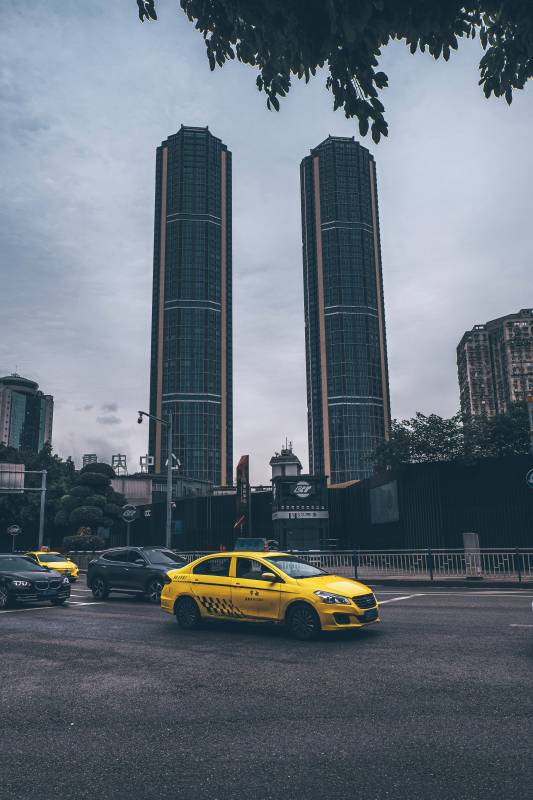 城市双塔与黄色出租车图片