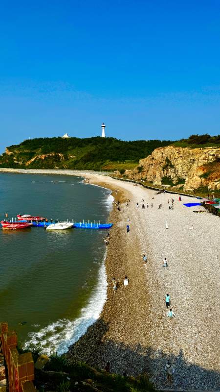 海滩灯塔与游人图片