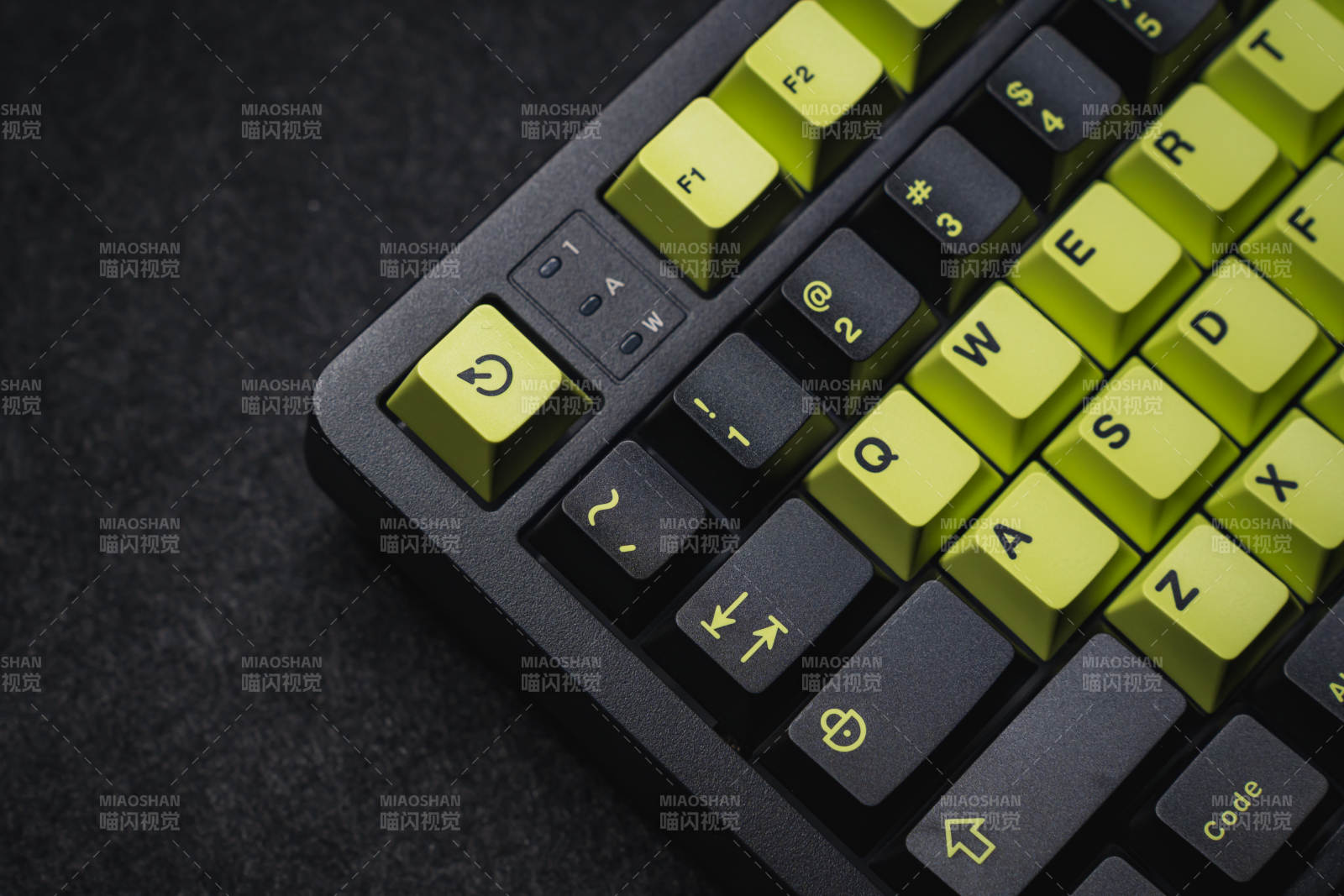 黑黄配色的机械键盘图片