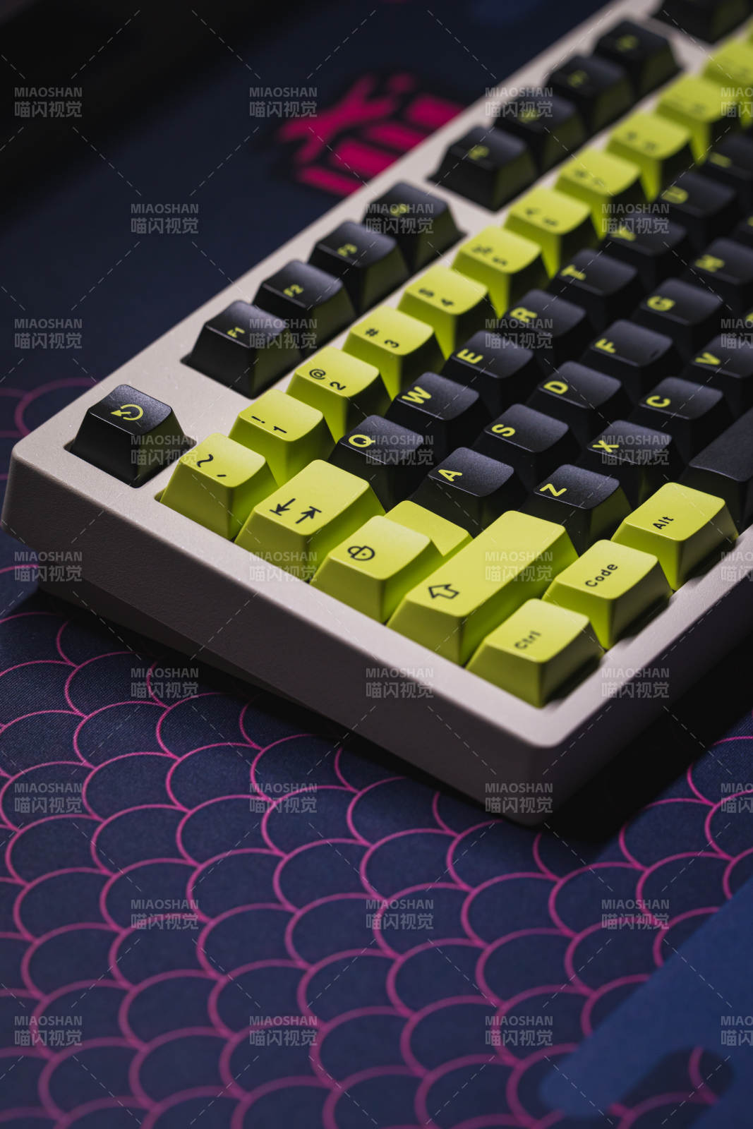 霓虹键盘特写图片