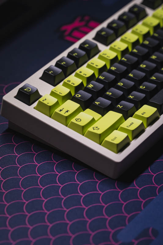 霓虹键盘特写图片