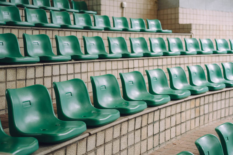 空荡荡的绿色座椅图片