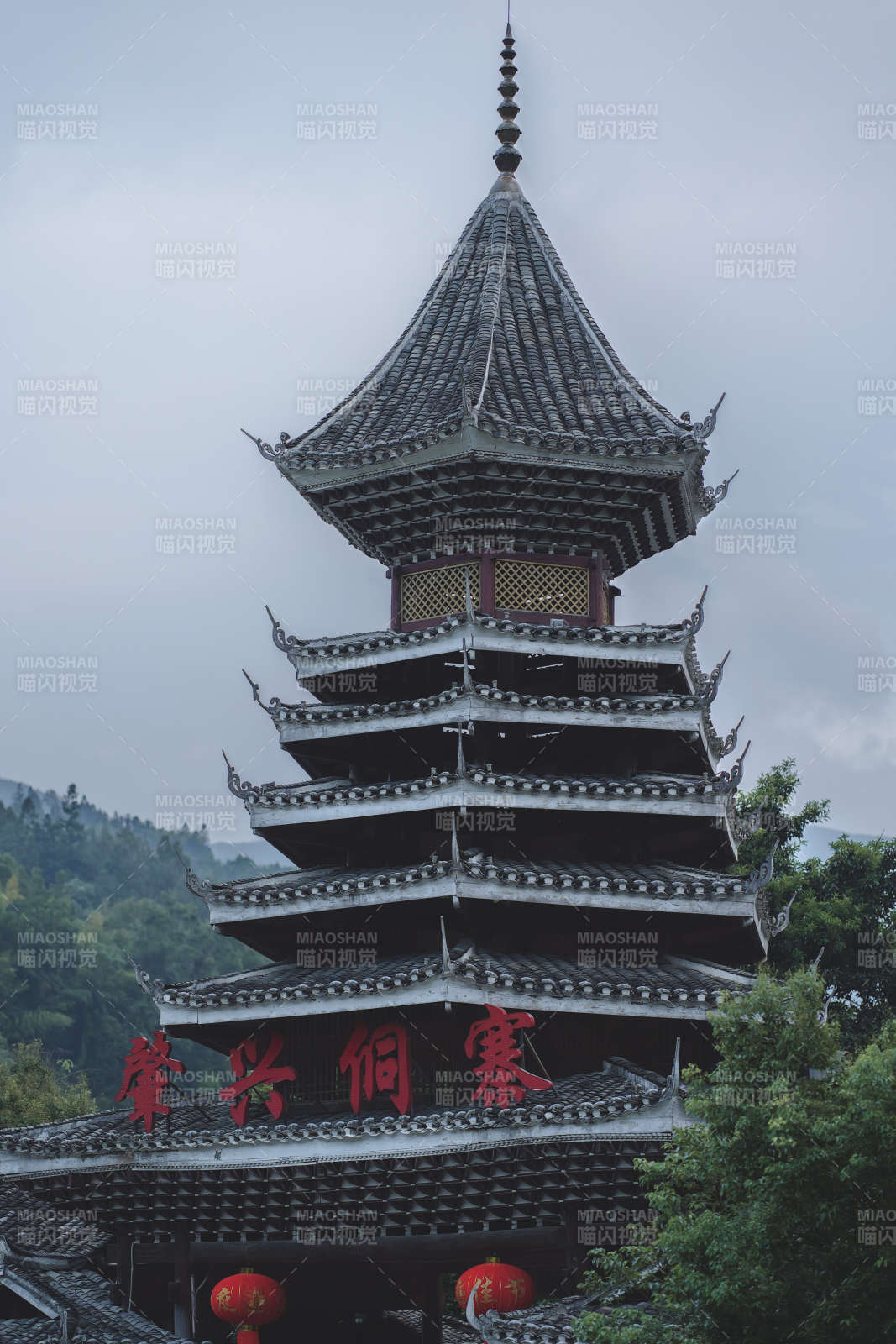 古塔耸立 云雾缭绕图片