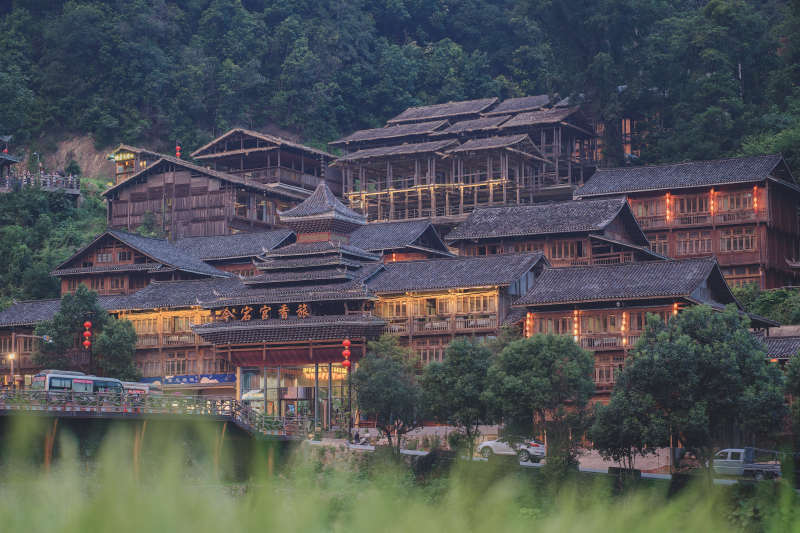 山间古村夜景图片