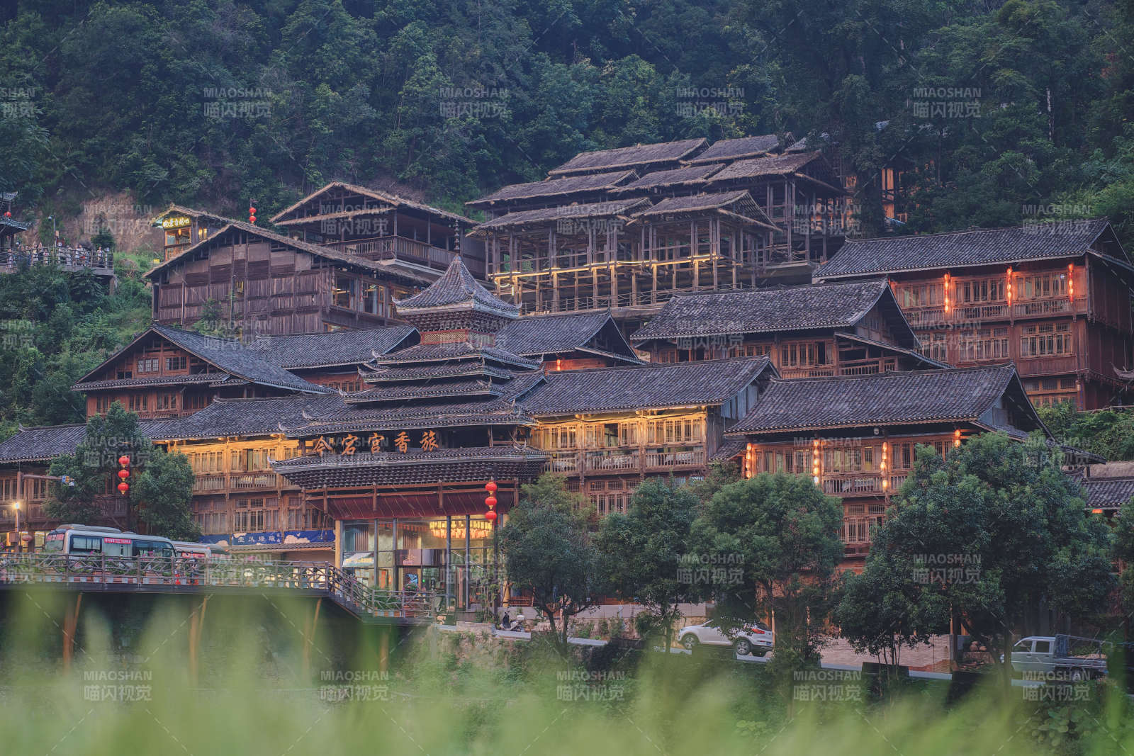 山间古村夜景图片