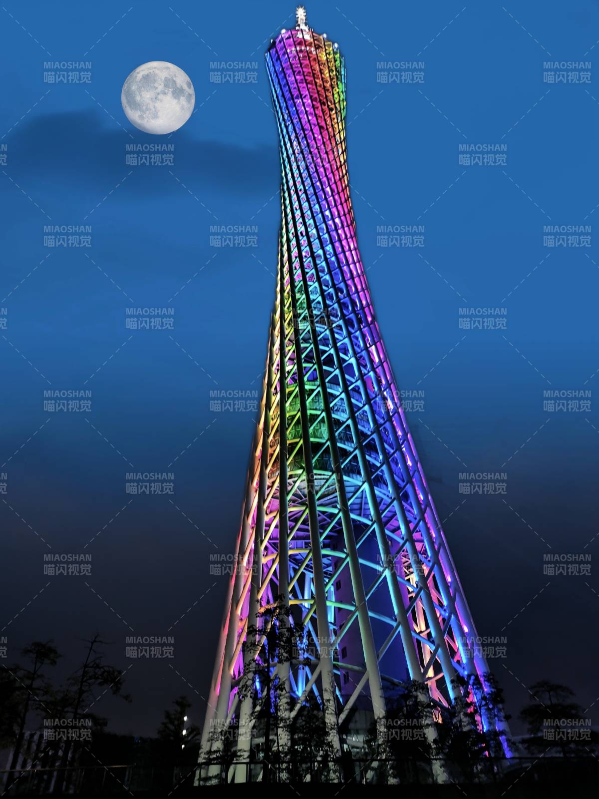月夜彩虹塔图片