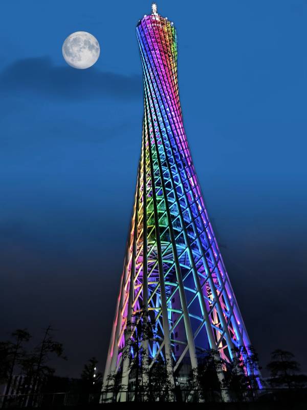 月夜彩虹塔图片