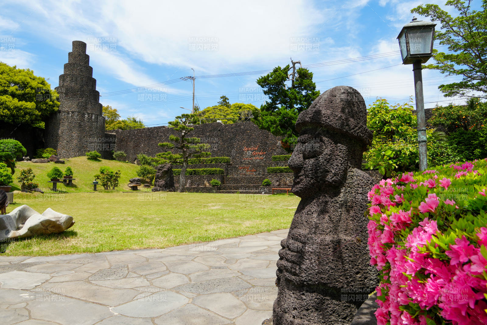 石像与古塔花园景 济州岛思索之苑图片