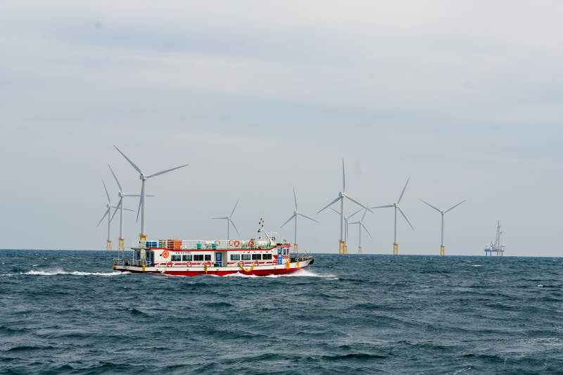海上风电场与渡轮图片