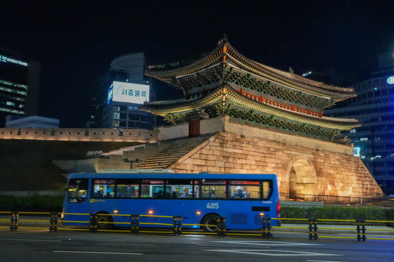 首尔夜景与传统建筑图片