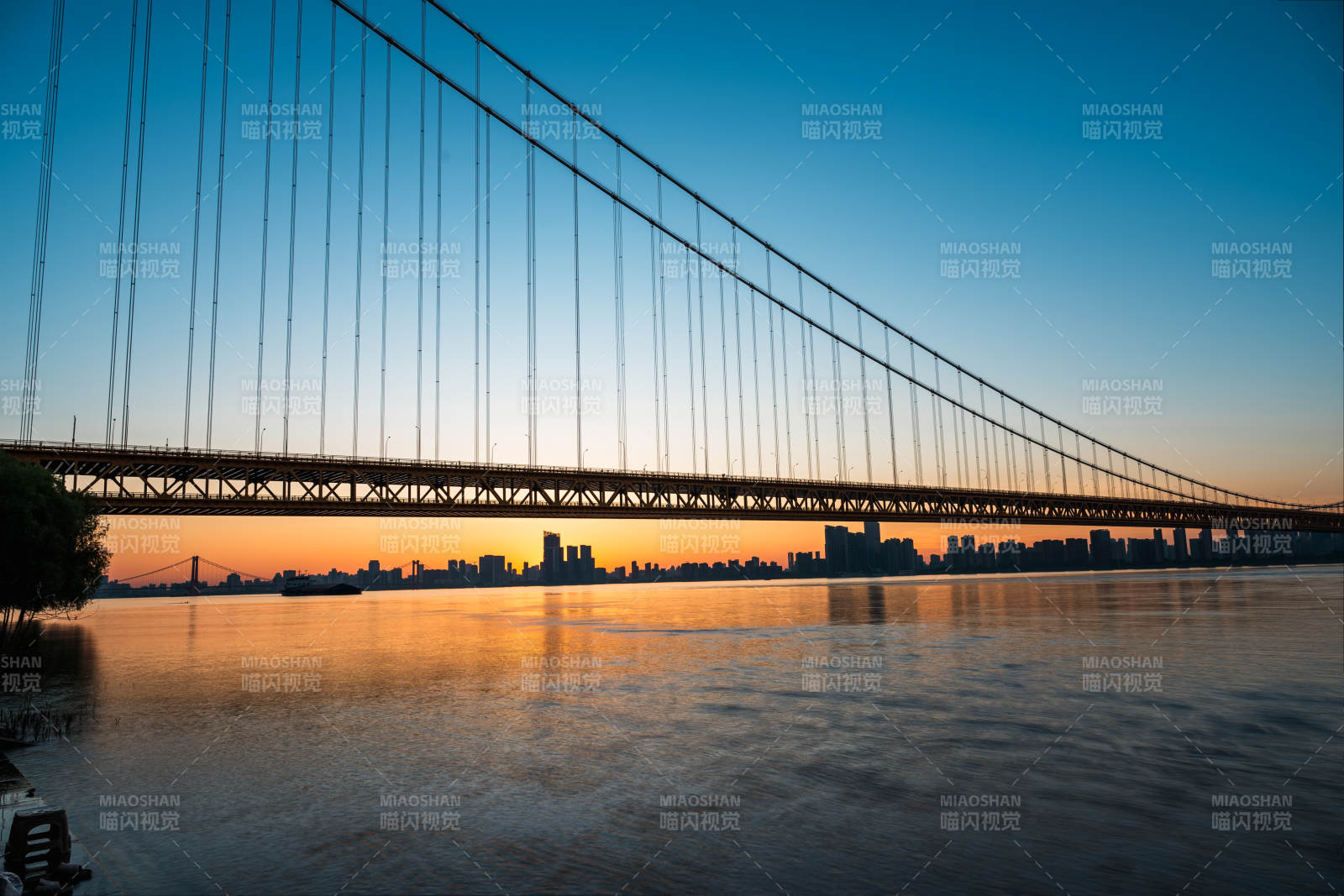 夕阳下的大桥剪影图片