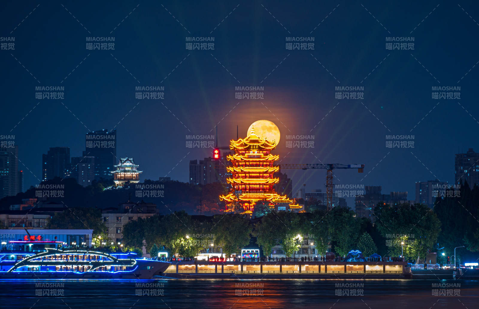 月夜江畔古塔图片