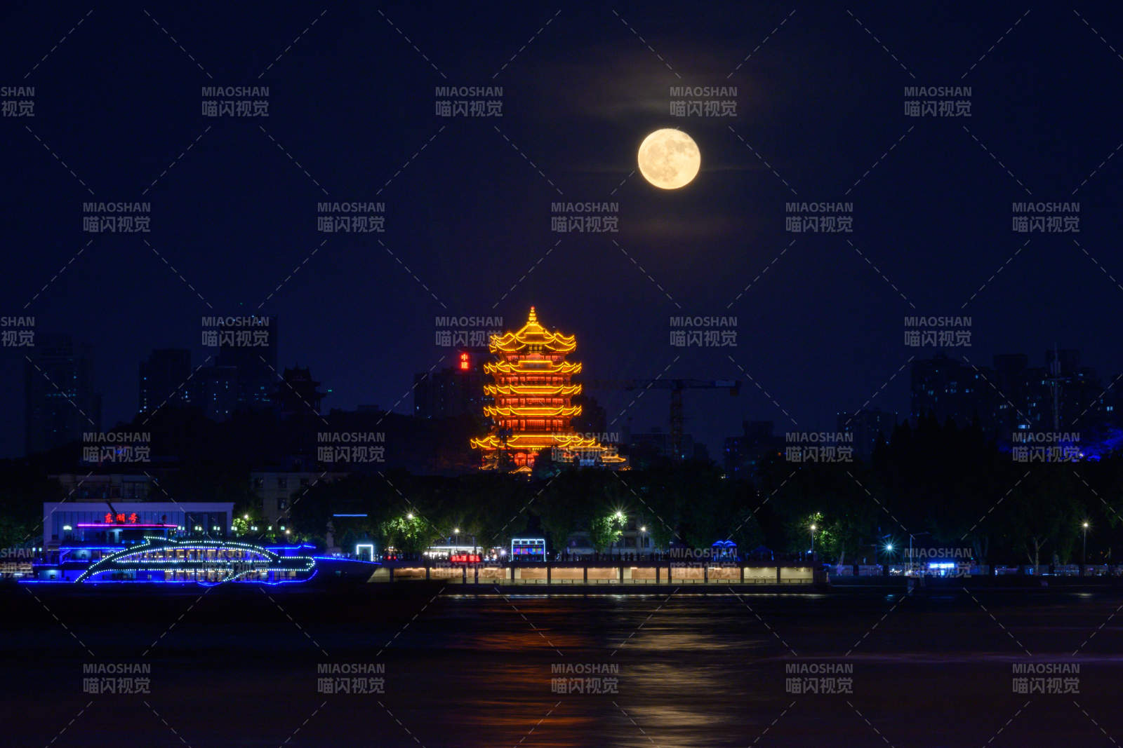 月夜江畔古塔图片