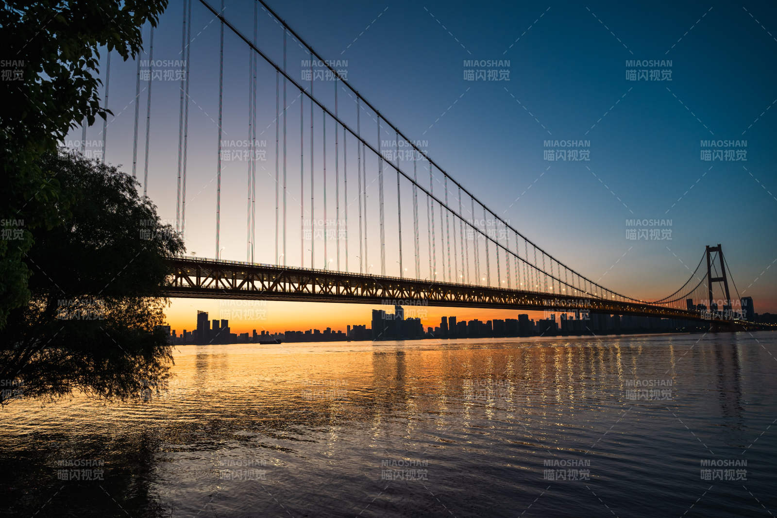 夕阳下的大桥剪影图片