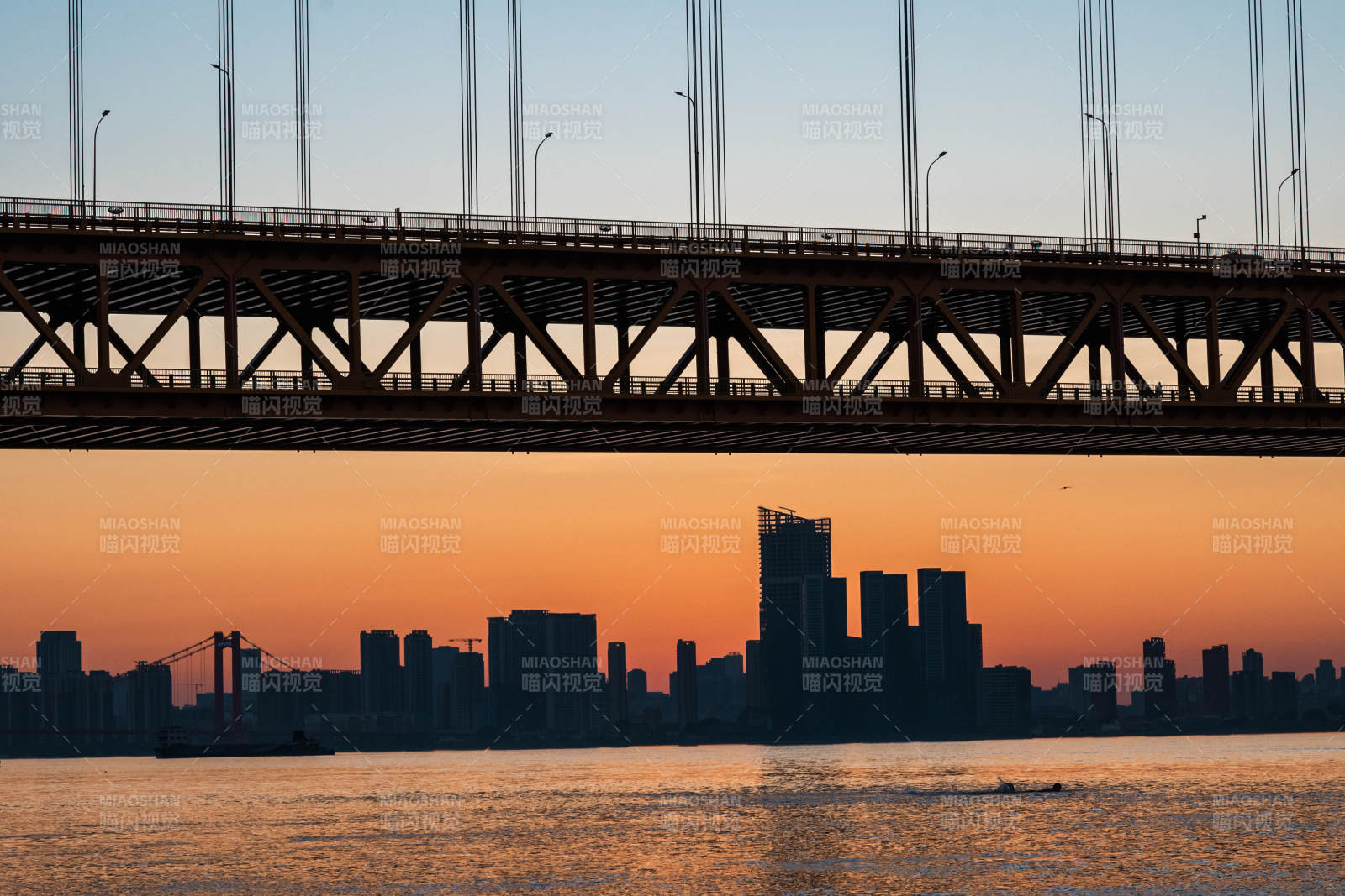 夕阳下的城市剪影图片