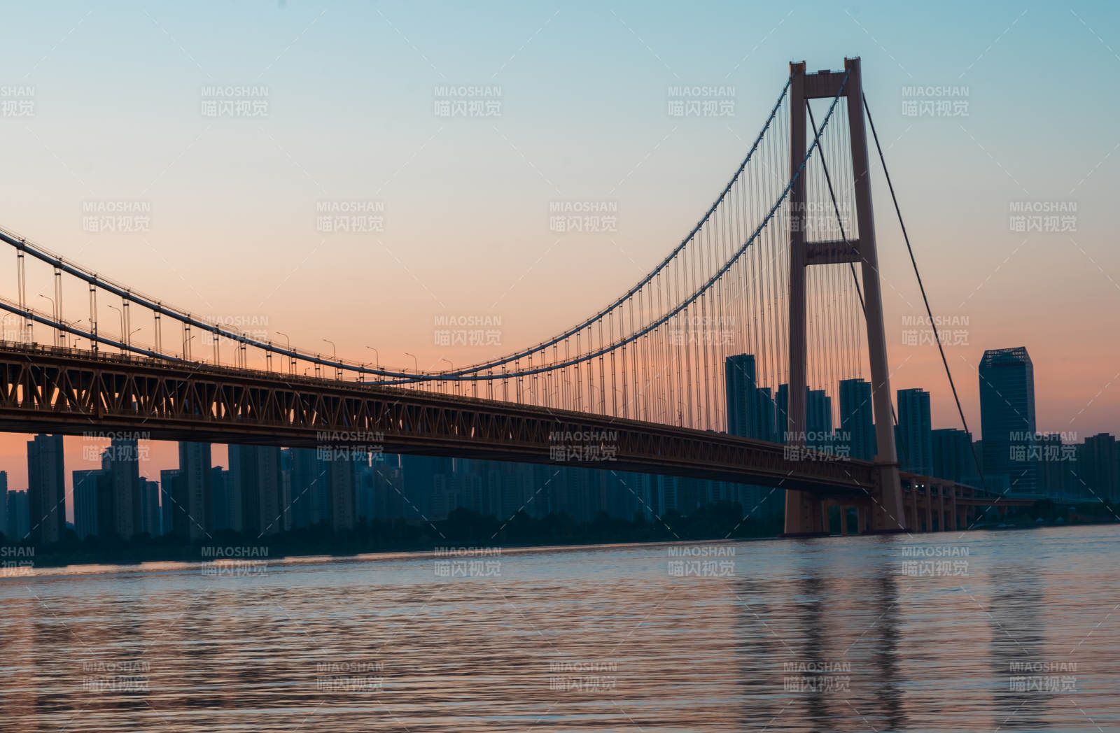 夕阳下的城市大桥图片