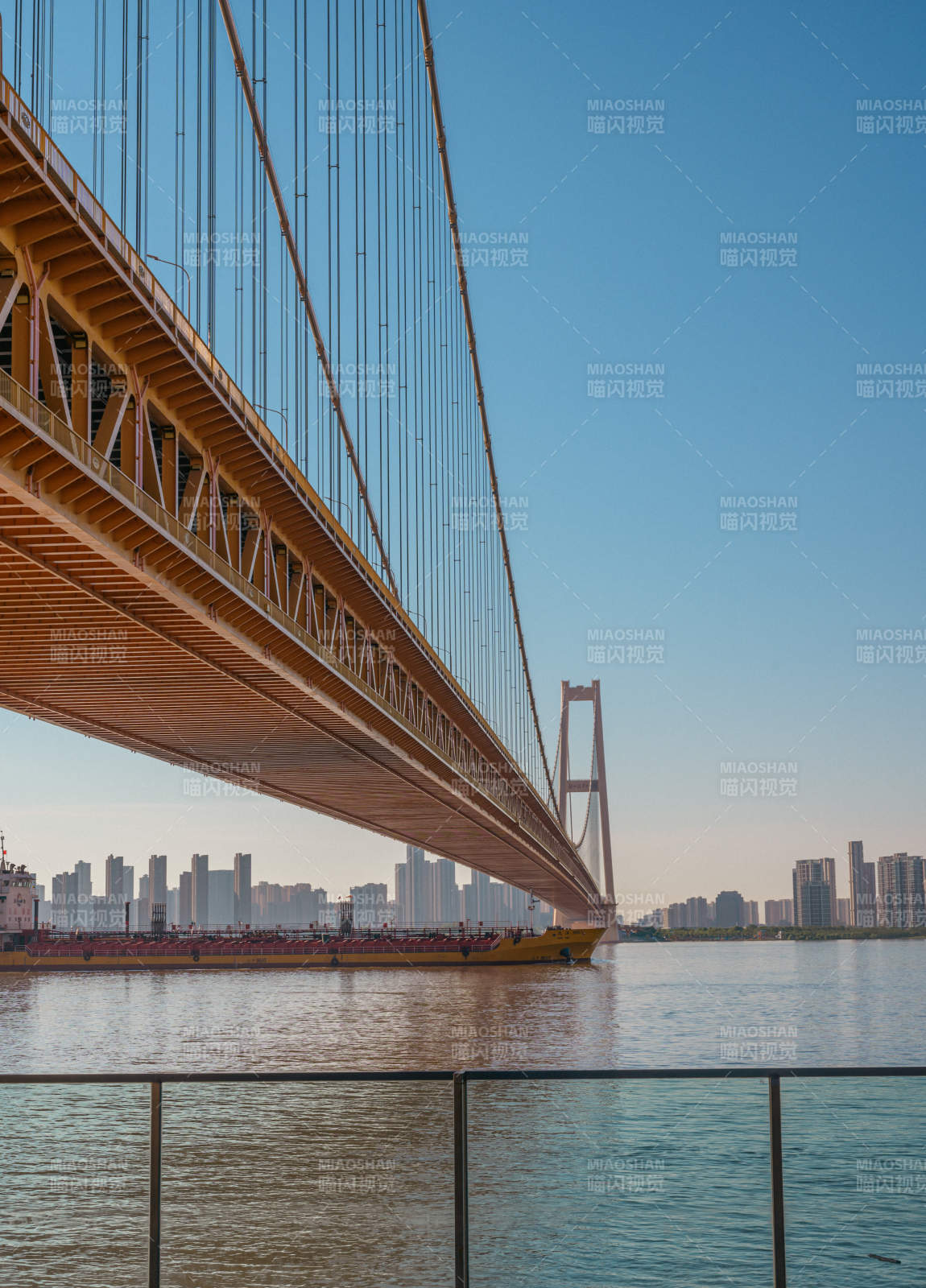 江上大桥与城市天际线图片