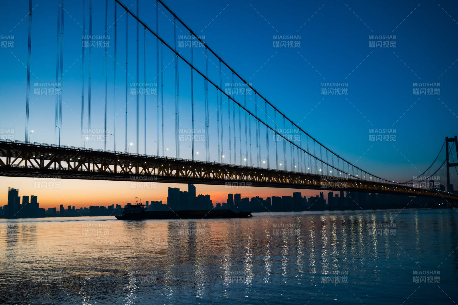 夕阳下的大桥剪影图片