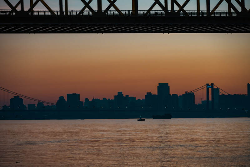 夕阳下的城市剪影图片