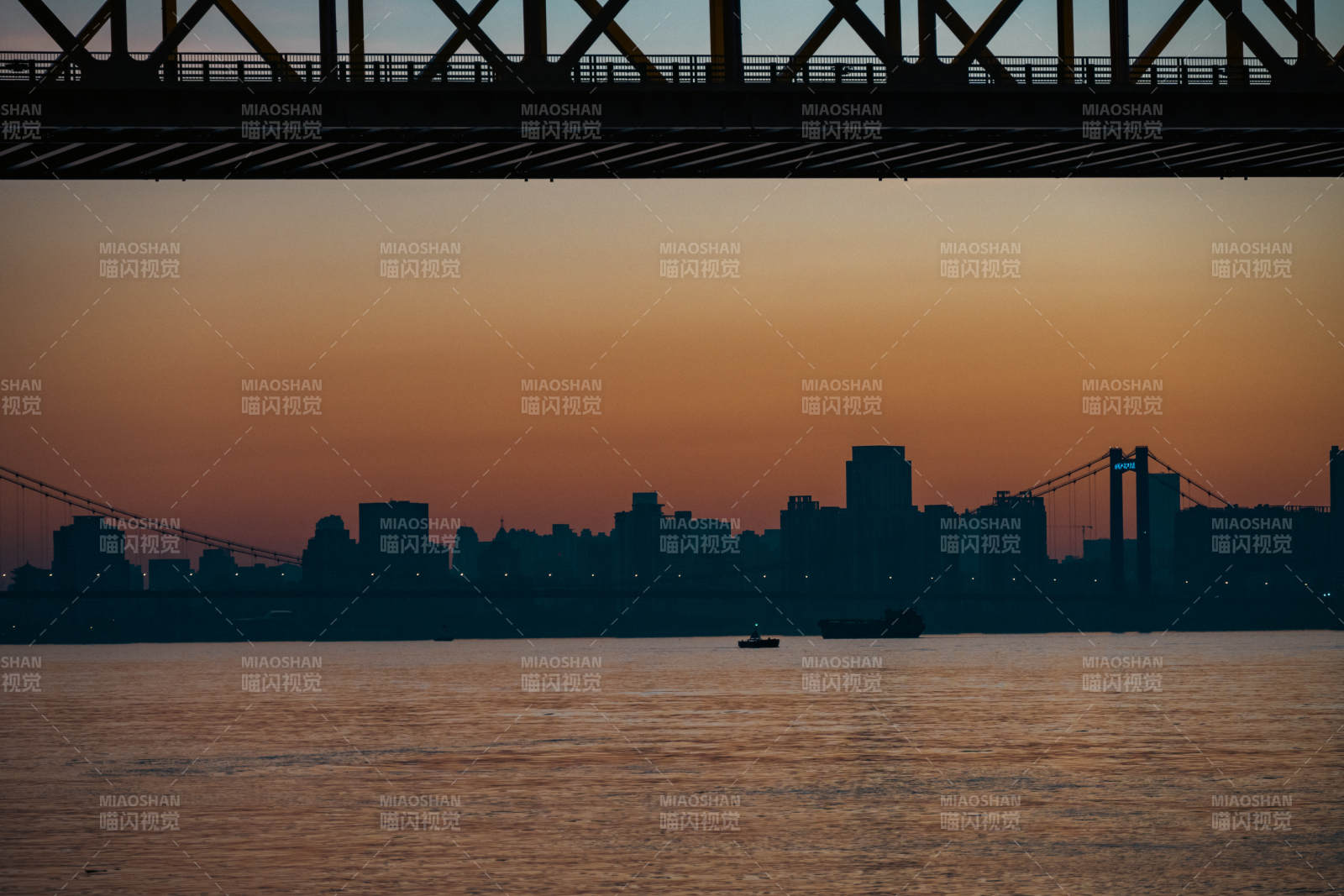 夕阳下的城市剪影图片