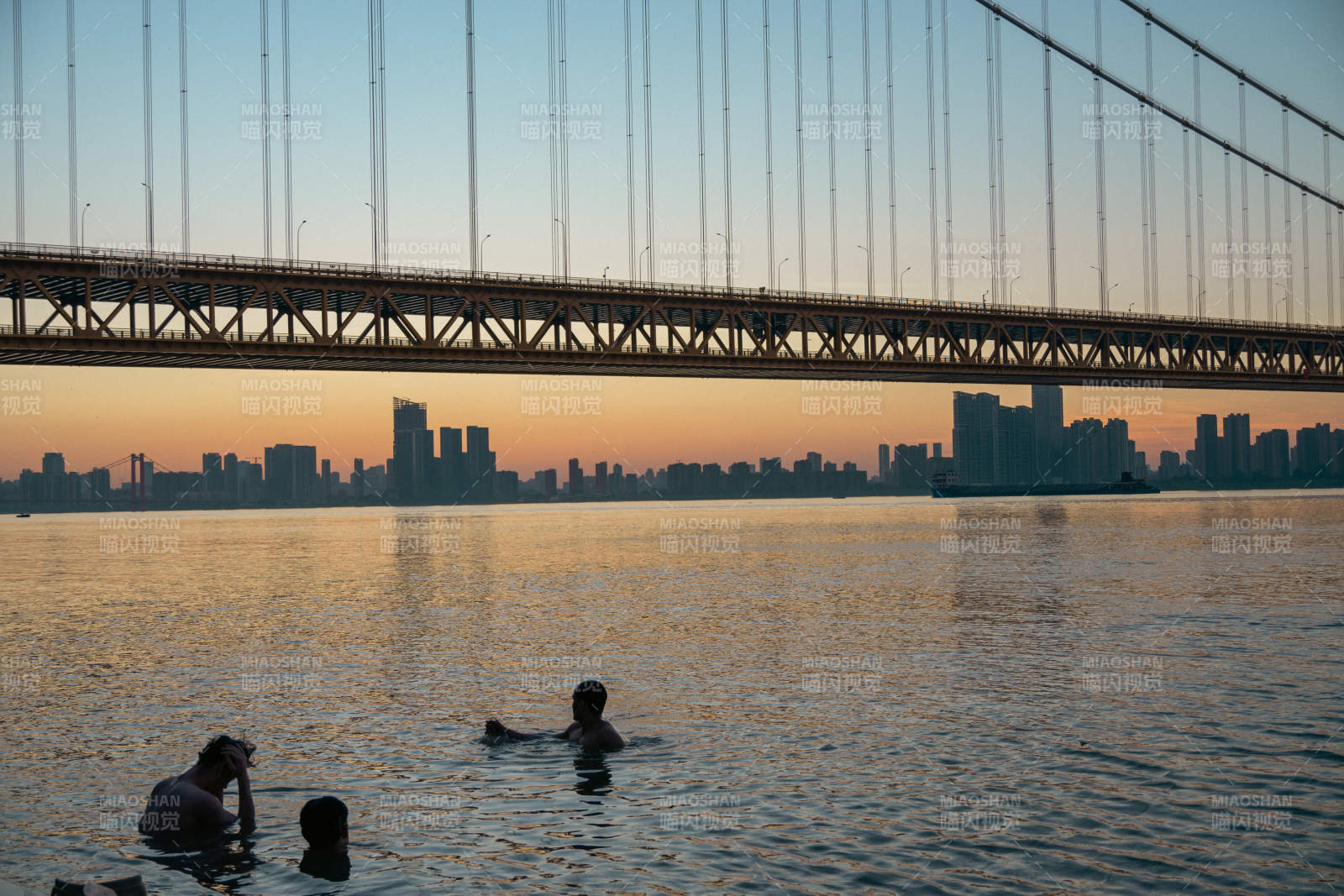 桥下戏水 黄昏时分图片