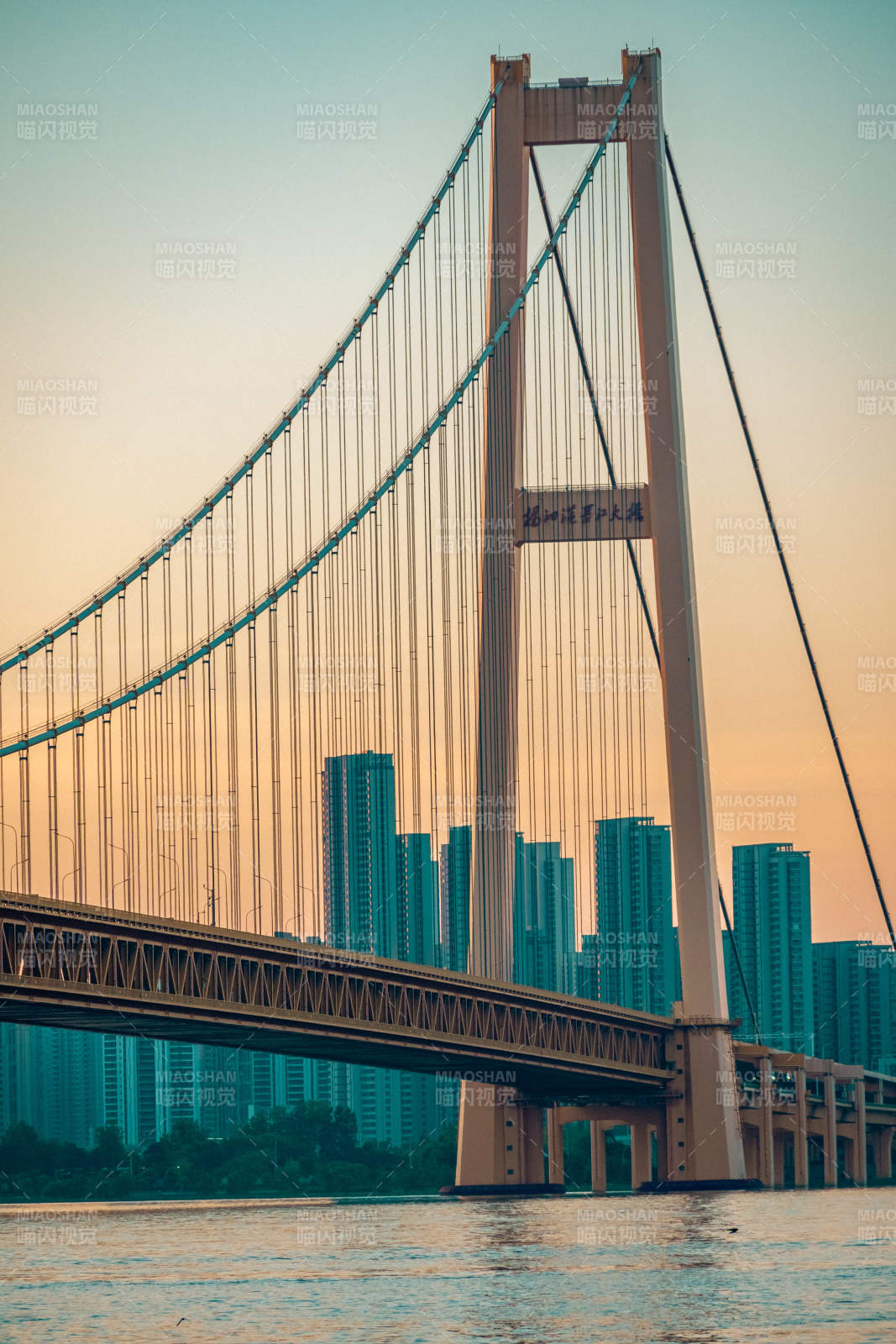 夕阳下的城市大桥图片