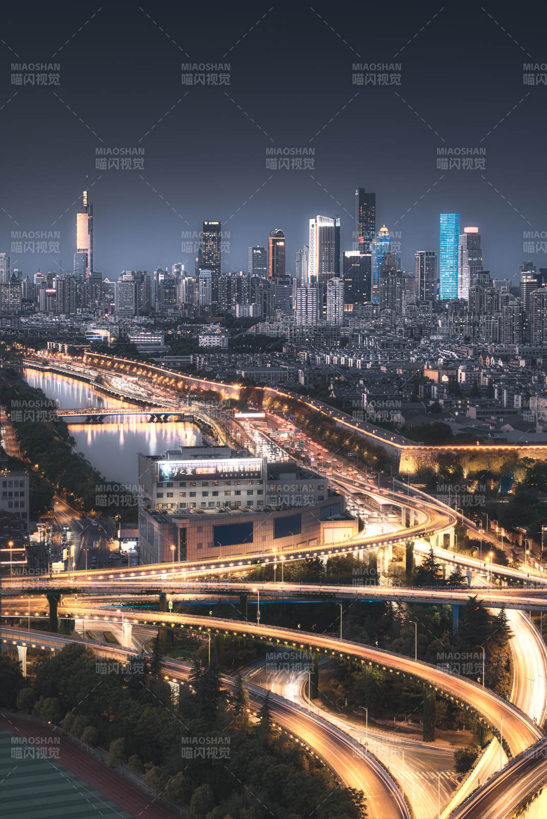 夜幕下的城市交通图片