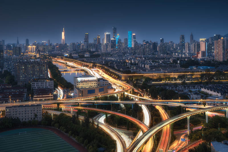 夜幕下的城市立交桥图片