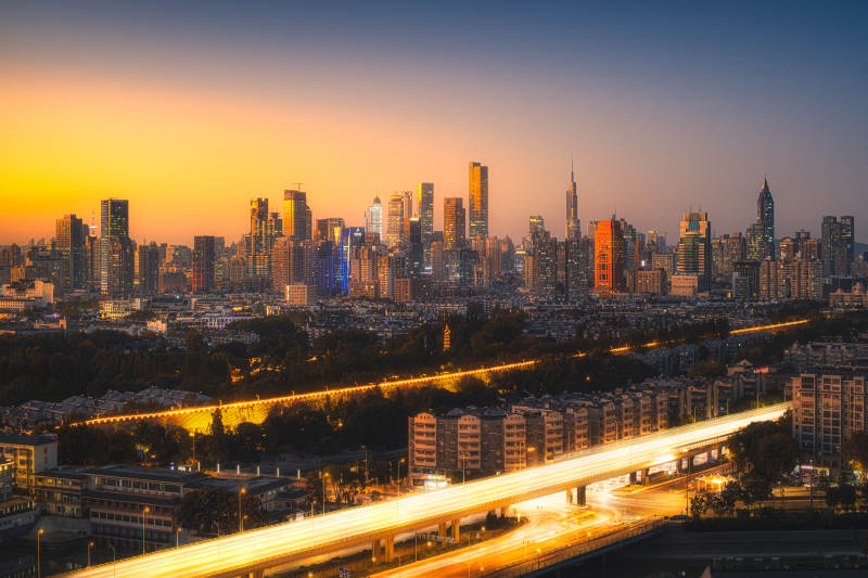 夕阳下的城市天际线图片