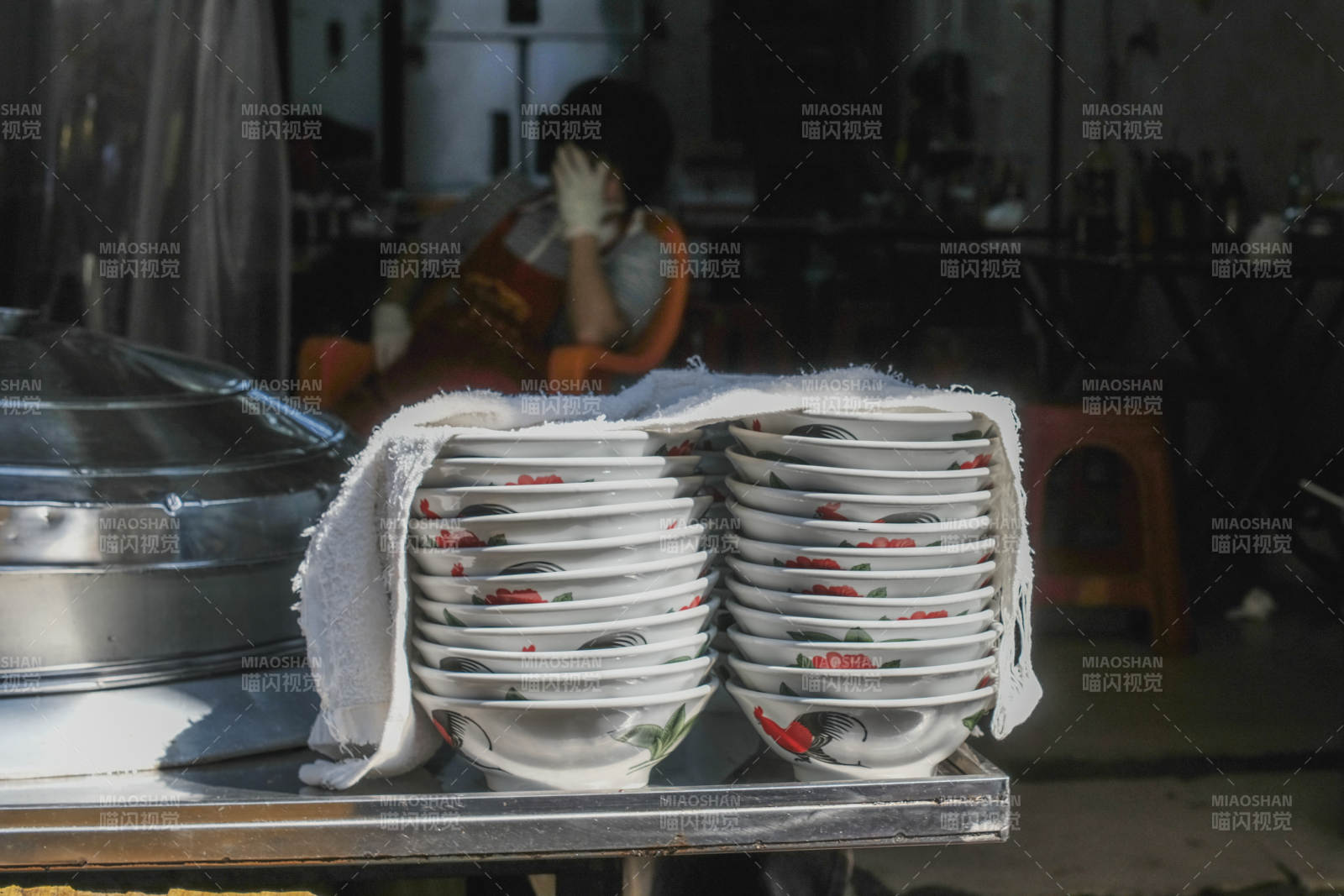 街边小摊的碗碟图片