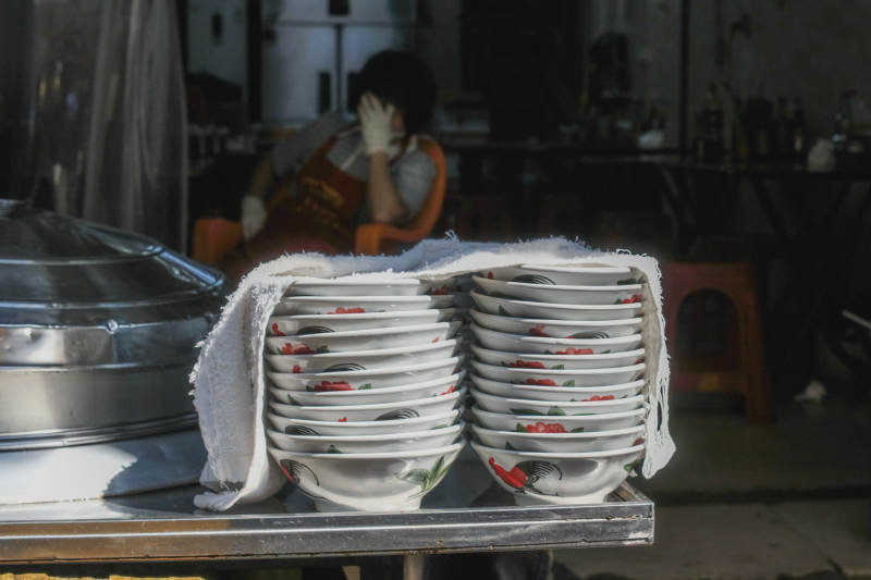 街边小摊的碗碟图片