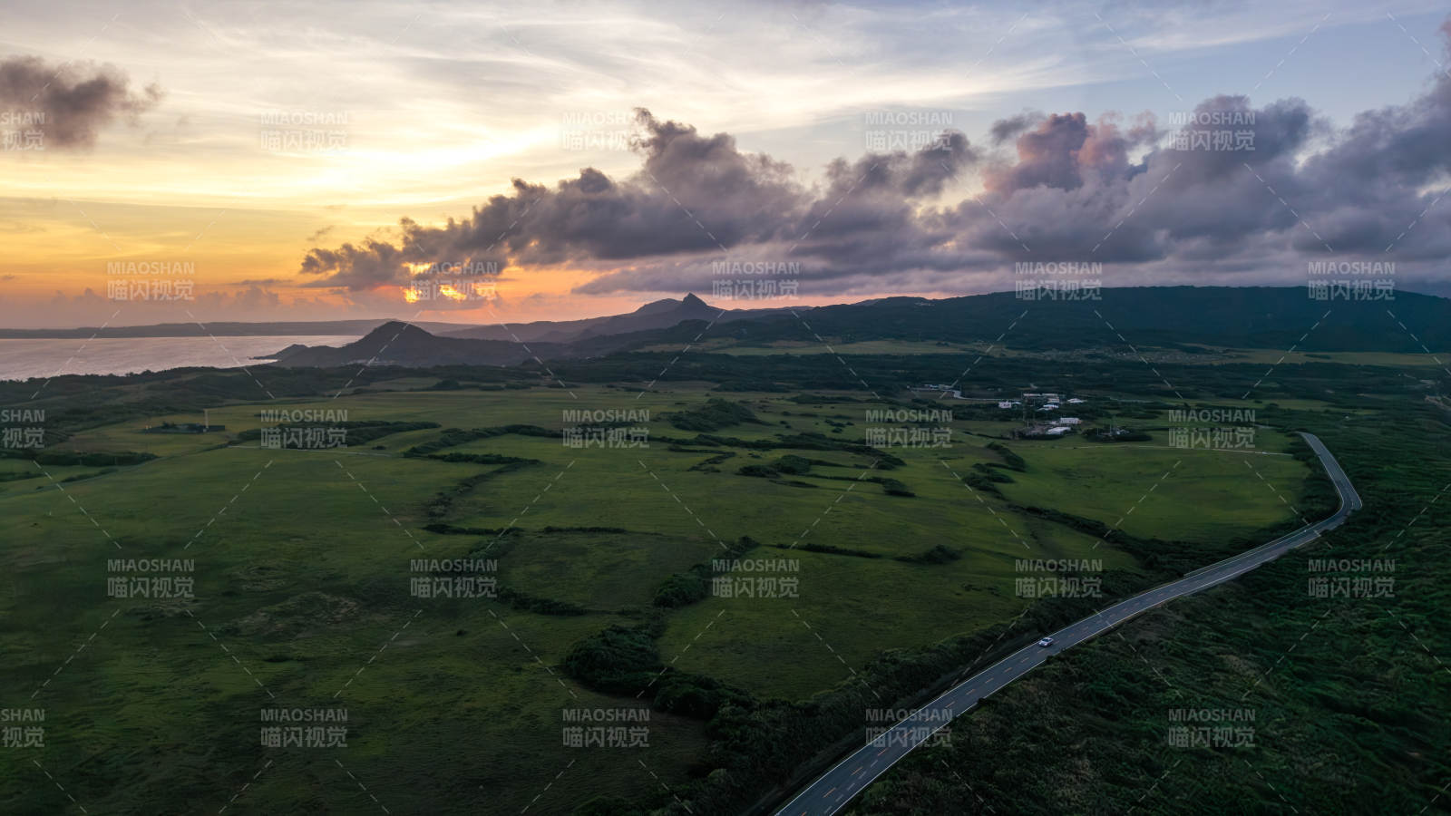 夕阳下的绿色平原图片