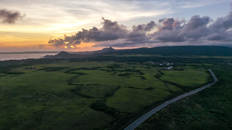 夕阳下的绿色平原图片