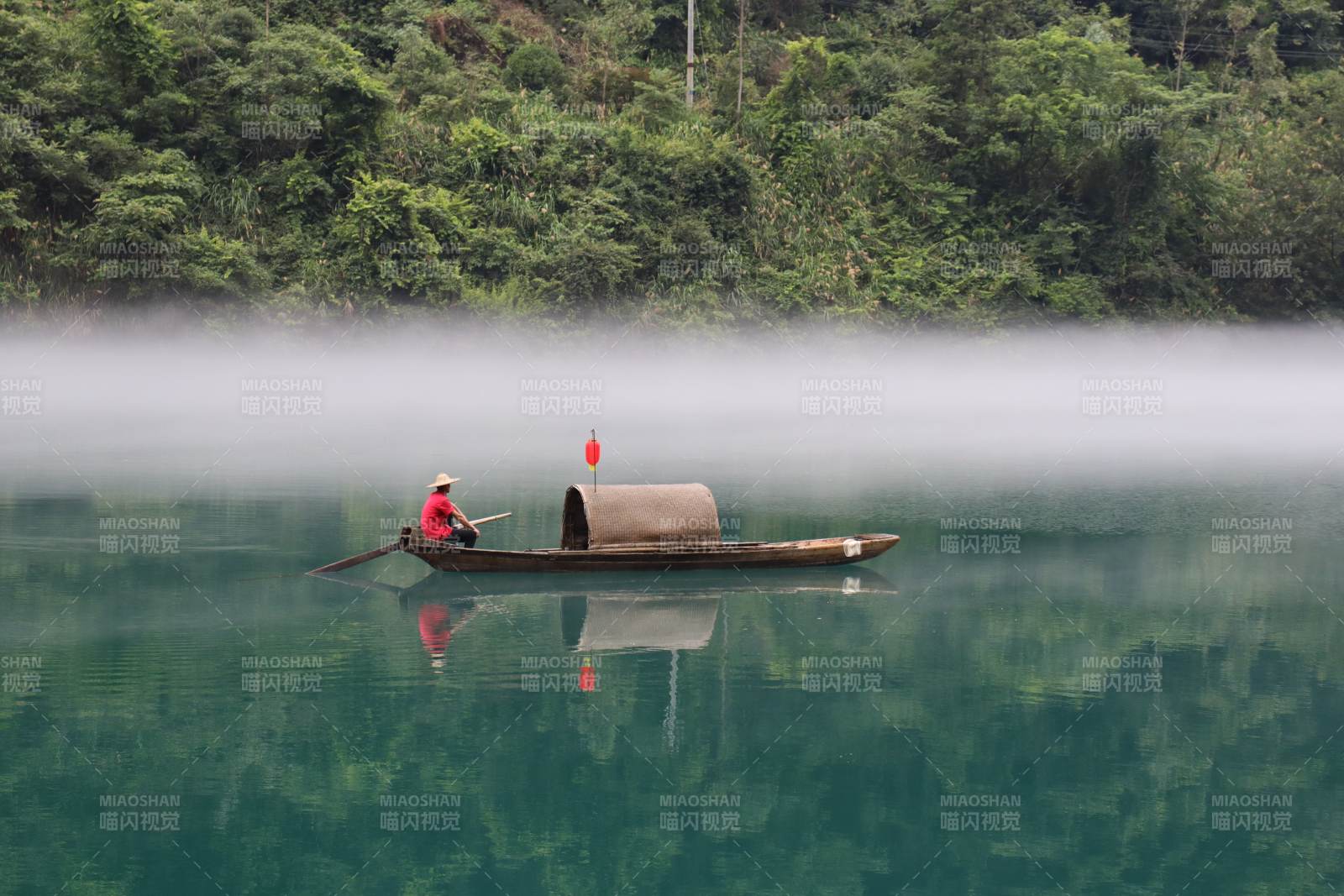 晨雾中的独木舟图片