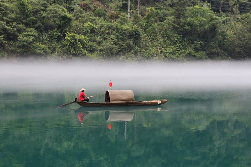 晨雾中的独木舟图片