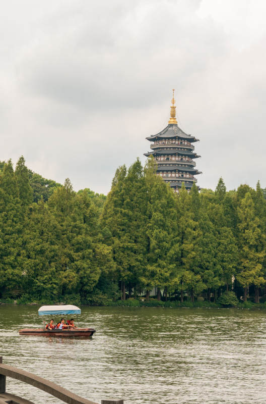 西湖游船与雷峰塔图片