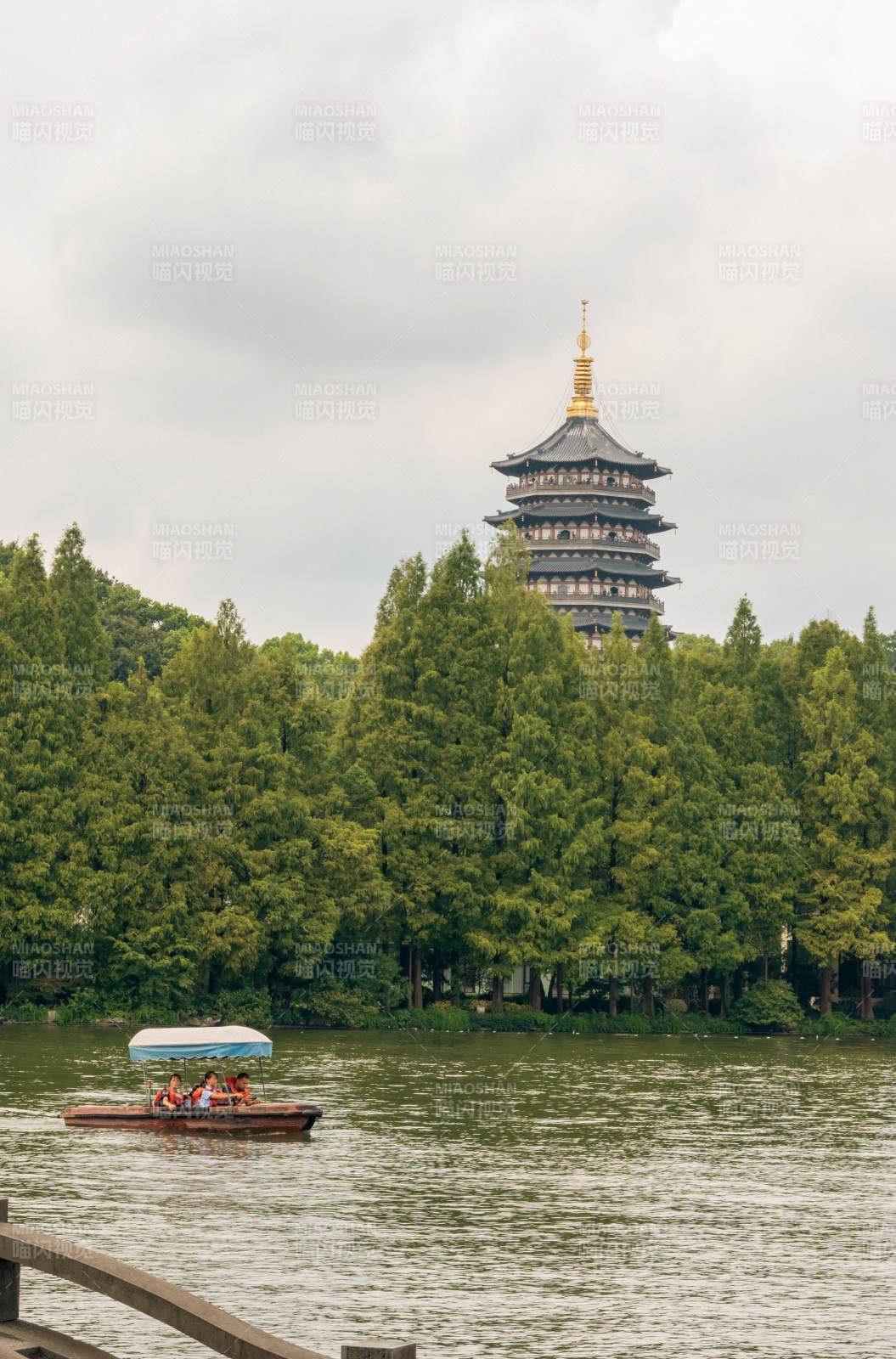 西湖游船与雷峰塔图片