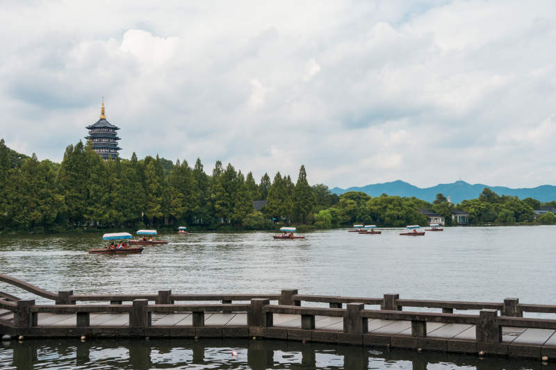 西湖游船与雷峰塔图片