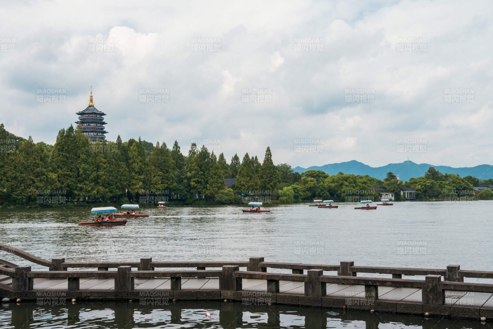 西湖游船与雷峰塔图片