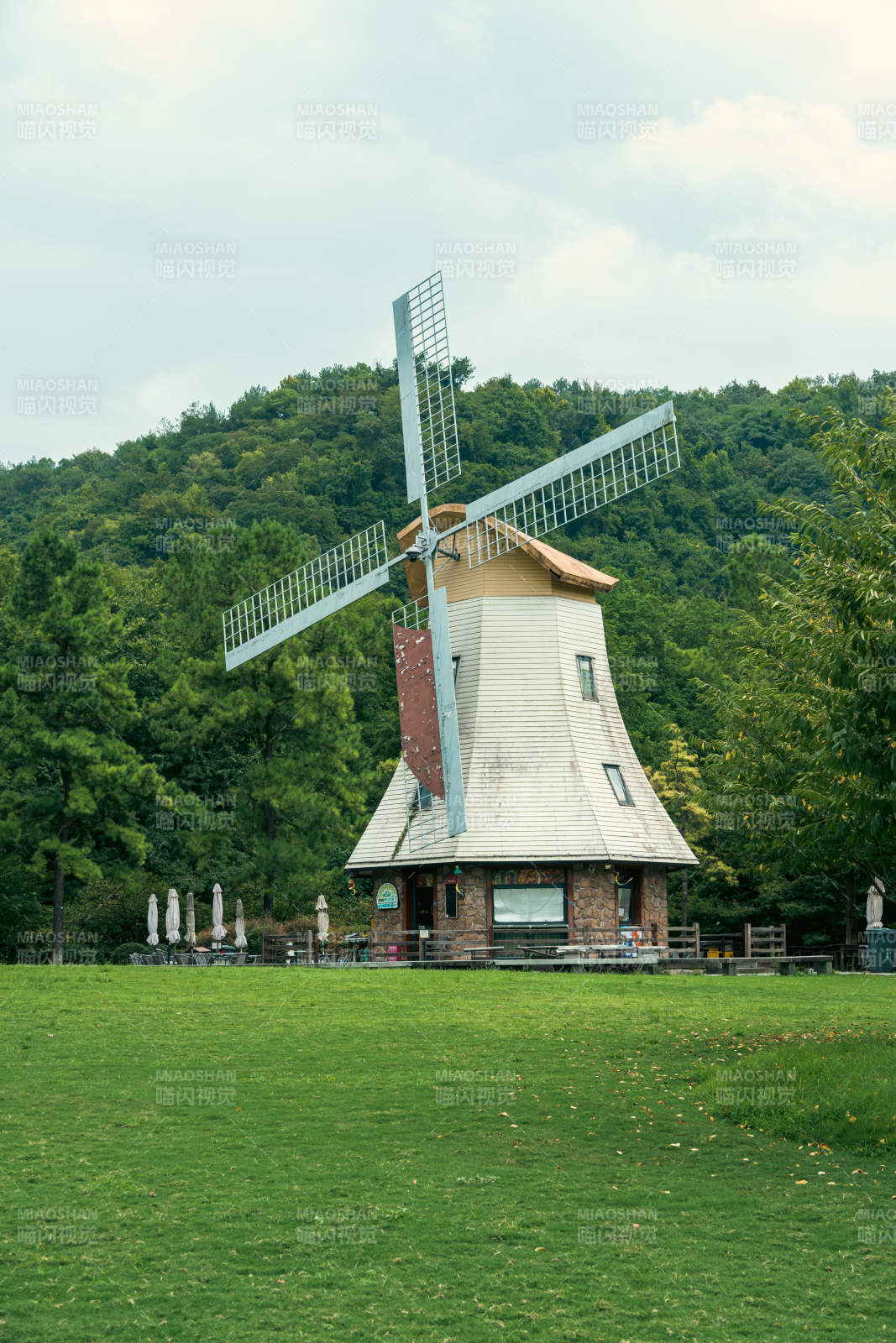 田野上的风车图片