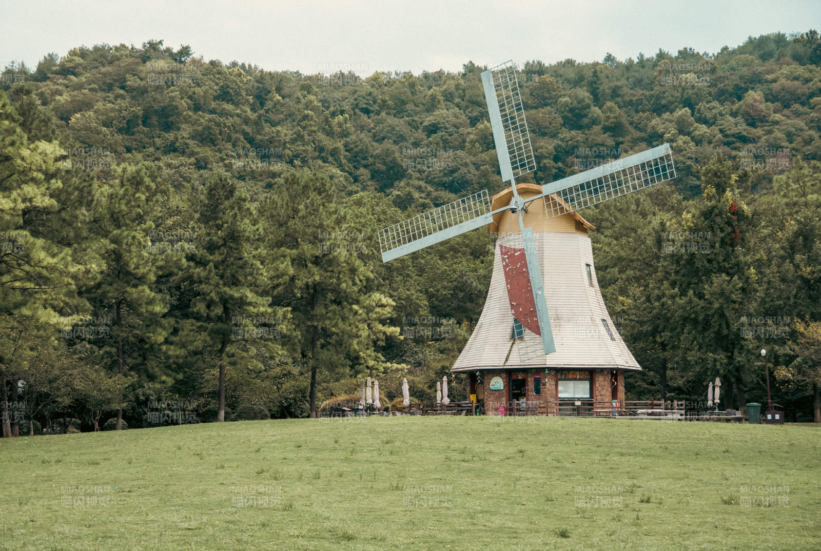 田野上的风车图片