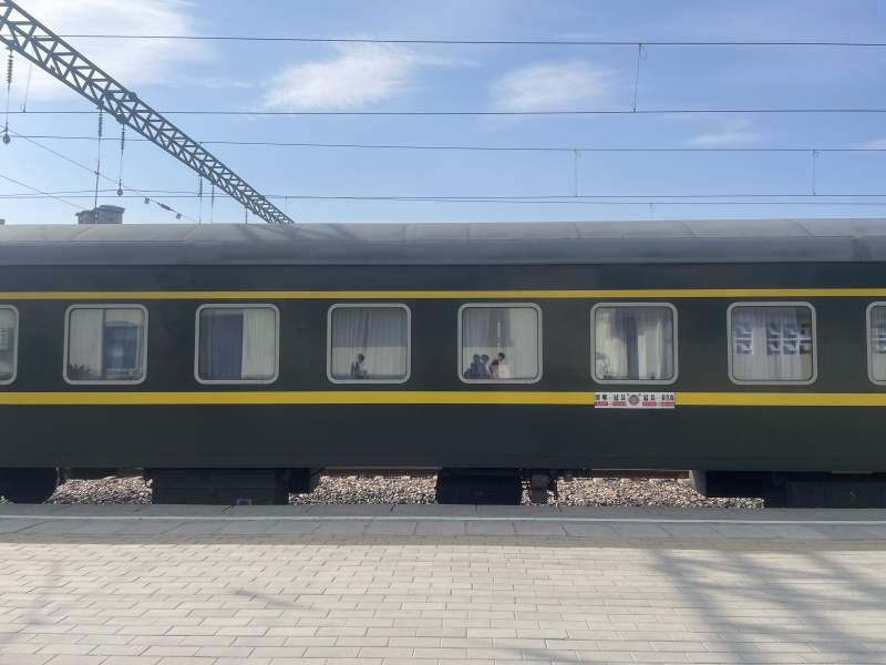 停靠的绿皮火车图片