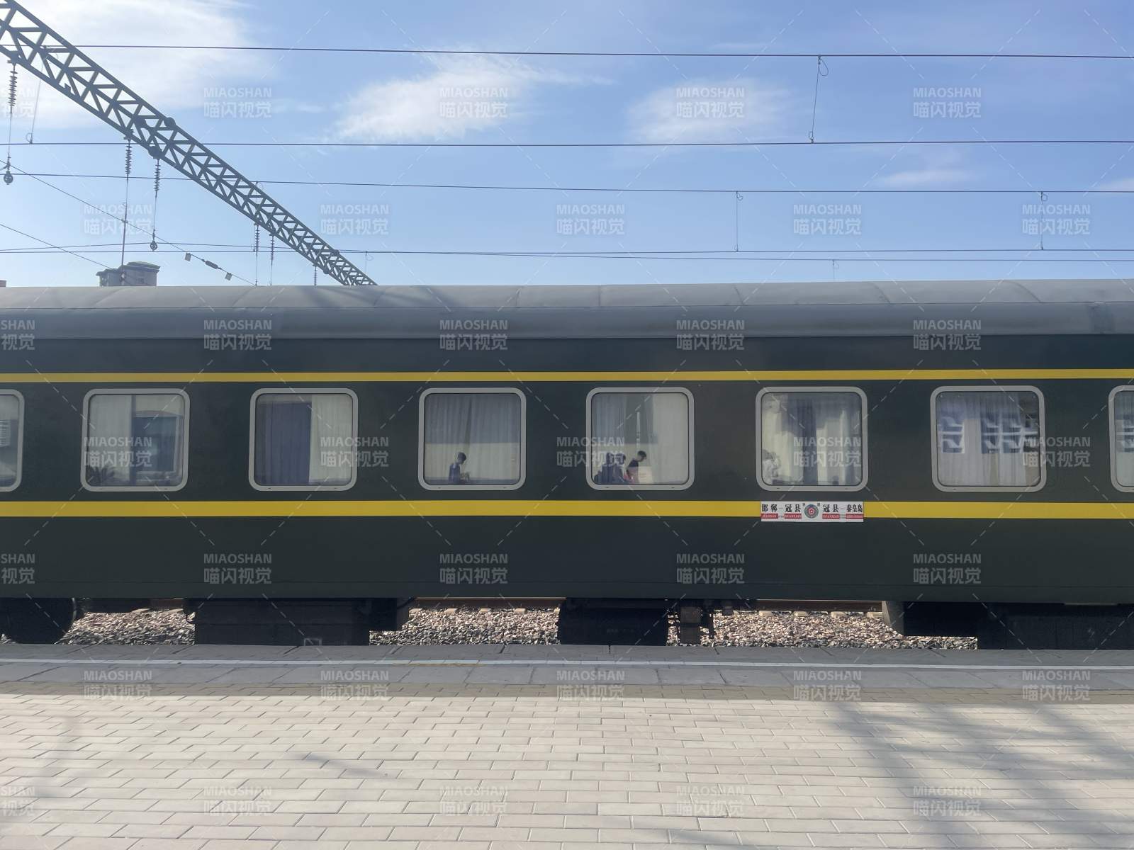 停靠的绿皮火车图片