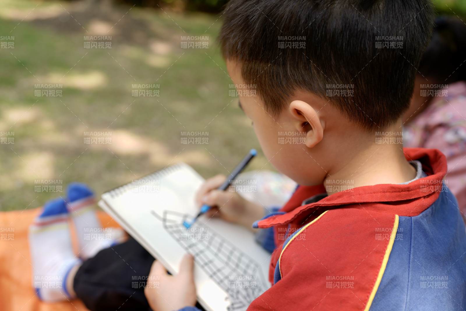 小男孩户外写生图片