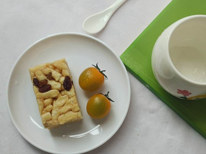 健康早餐 谷物棒与水果图片